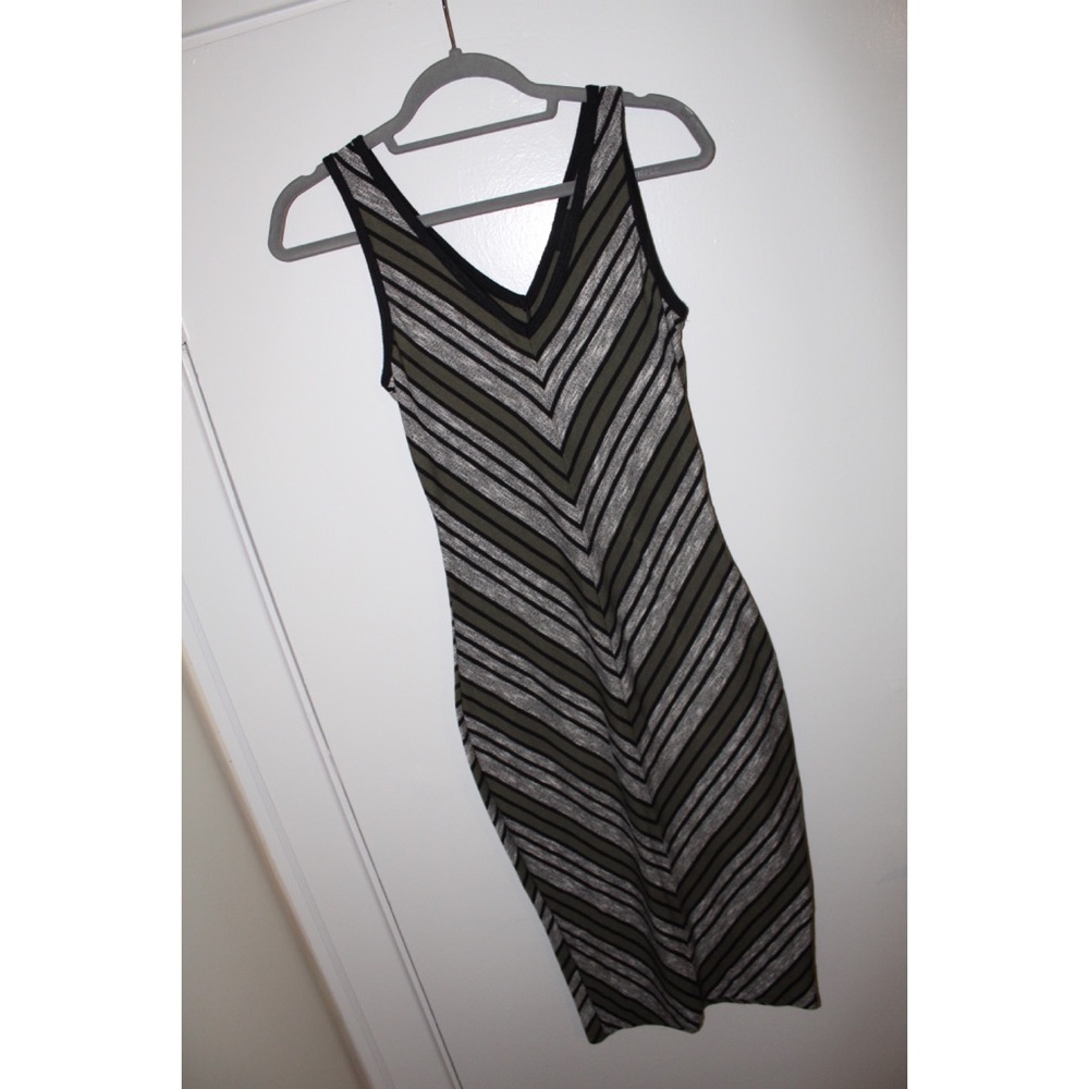 mossimo knee-length chevron dress 💚🖤